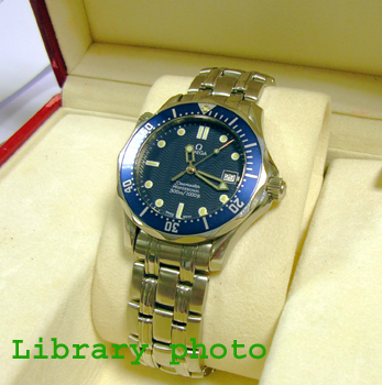 Stainless steel mid-size <b>Omega Seamaster</b> from December 2004 with boxes, c