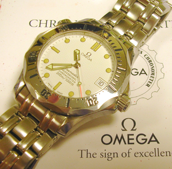 Mid-size steel Omega Seamaster automatic with white dial and original manuals / 